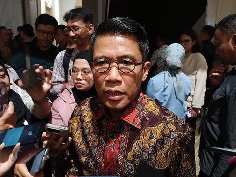 Karyawan menghitung uang kertas rupiah yang rusak di tempat penukaran uang rusak di Gedung Bank Indonessia, Jakarta (4/4). Selain itu BI juga meminta masyarakat agar menukarkan uang yang suda