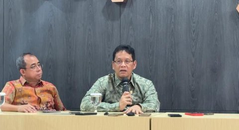 Karyawan menghitung uang kertas rupiah yang rusak di tempat penukaran uang rusak di Gedung Bank Indonessia, Jakarta (4/4). Selain itu BI juga meminta masyarakat agar menukarkan uang yang suda