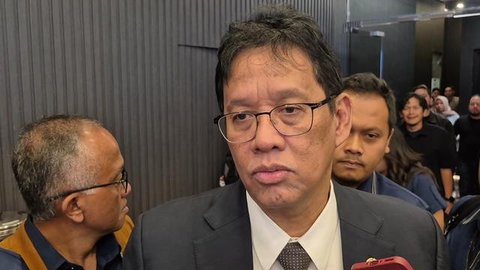 Karyawan menghitung uang kertas rupiah yang rusak di tempat penukaran uang rusak di Gedung Bank Indonessia, Jakarta (4/4). Selain itu BI juga meminta masyarakat agar menukarkan uang yang suda