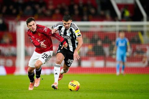 Gelandang Manchester United asal Uruguay #25, Manuel Ugarte (2 dari kiri), berlari ke arah bek Manchester City asal Portugal #03, Ruben Dias (kanan), sementara gelandang Manchester City as