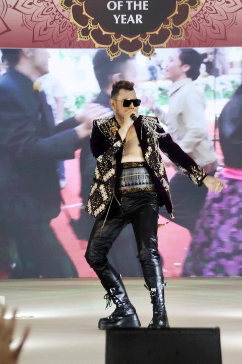 Salah satu seniman Indonesia yang manggung di Mega Wedding Singapore Expo 2026, yakni Arif Enter. Ia nyanyi lagu "Seperti Mati Lampu" dari King Nassar. (Foto: Dok. Koleksi Pribadi Arif En
