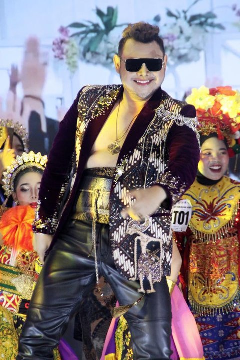 Salah satu seniman Indonesia yang manggung di Mega Wedding Singapore Expo 2026, yakni Arif Enter. Ia nyanyi lagu "Seperti Mati Lampu" dari King Nassar. (Foto: Dok. Koleksi Pribadi Arif En