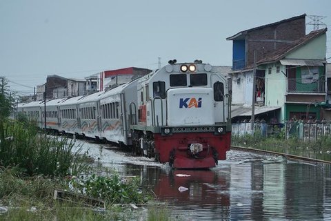 KAI terus melakukan penanganan prasarana secara intensif di titik-titik terdampak dengan mengerahkan ratusan personel prasarana dan operasional seiring lintasan kereta di Daop 4 Semarang dan