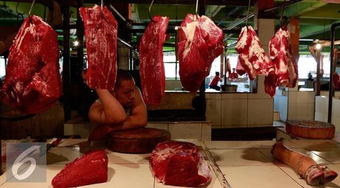 Aktivitas jual beli daging sapi di Pasar Senen, Jakarta, Jumat (5/8). Pemerintah mencabut ketentuan kewajiban importir daging untuk menyerap daging lokal sebanyak tiga persen dari total kuota
