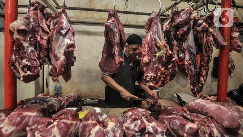 Aktivitas jual beli daging sapi di Pasar Senen, Jakarta, Jumat (5/8). Pemerintah mencabut ketentuan kewajiban importir daging untuk menyerap daging lokal sebanyak tiga persen dari total kuota