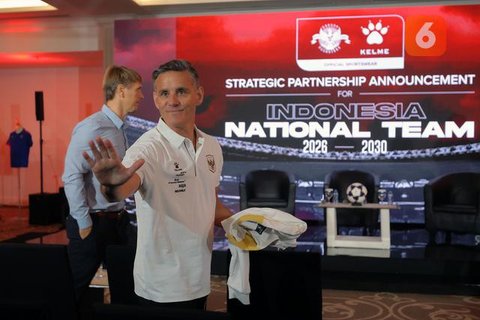 Pelatih Timnas Indonesia, John Herdman, dalam acara perkenalan secara resmi ke publik dalam sesi konferensi pers di Hotel Mulia Senayan, Jakarta, Selasa (13/1/2026). (Bola.com/Bagaskara Lazua