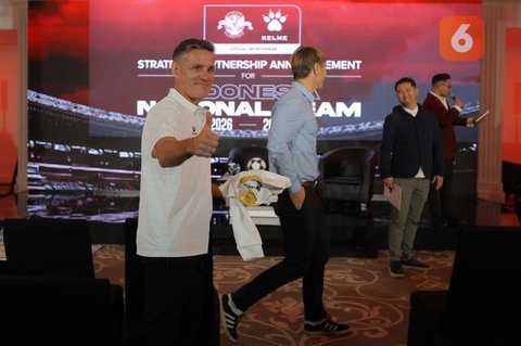 Pelatih Timnas Indonesia, John Herdman, dalam acara perkenalan secara resmi ke publik dalam sesi konferensi pers di Hotel Mulia Senayan, Jakarta, Selasa (13/1/2026). (Bola.com/Bagaskara Lazua