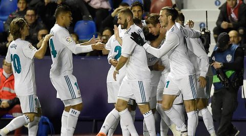Pemain Real Madrid merayakan gol ke gawang AS Monaco kala kedua tim bertemu di matchday ketujuh Liga Champions 2025/2026 di Santiago Bernabeu, Rabu (21/1/2026) dini hari WIB. (AP Photo/Jose B