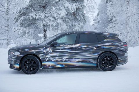 Bentley kembali terlihat sedang menguji coba SUV urban listrik terbarunya di kondisi bersalju dan suhu ekstrem. (autoevolution.com)