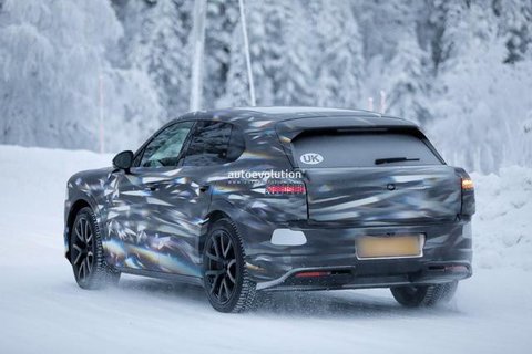 Bentley kembali terlihat sedang menguji coba SUV urban listrik terbarunya di kondisi bersalju dan suhu ekstrem. (autoevolution.com)