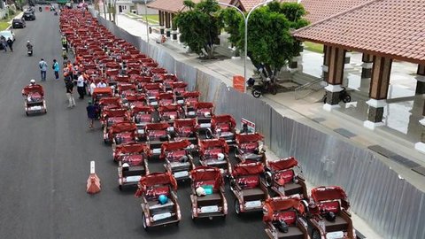 Para penarik becak di Kabupaten Sidoarjo, Jawa Timur gembira karena menerima bantuan becak listrik