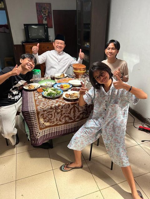 Dudung Abdurachman baru-baru ini syuting video klip "Jangan Lupa Berdoa" bareng Fajar Sadboy di kawasan Cibubur. Lagu religi ini untuk menyambut Ramadan. (Foto: Dok. Istimewa)