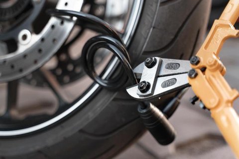 Ilustrasi maling motor (freepik.com)