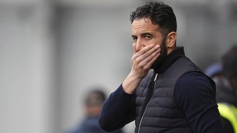 Pelatih Manchester United asal Portugal, Ruben Amorim, bereaksi di akhir pertandingan Liga Inggris antara Manchester United dan Wolverhampton Wanderers di Old Trafford, Manchester, barat laut