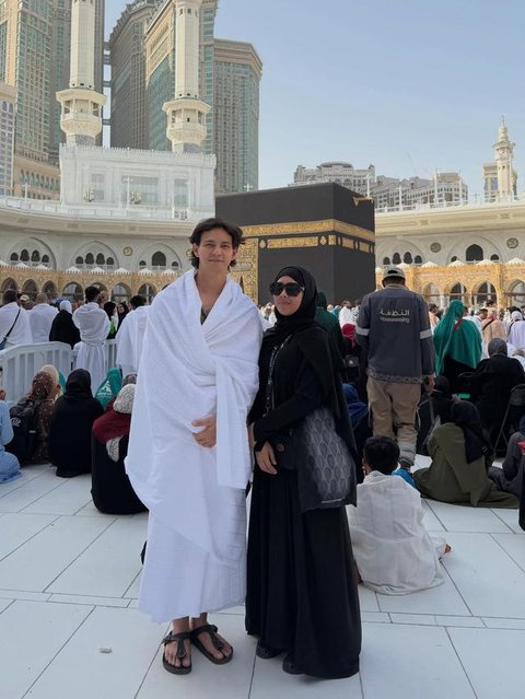 Momen Marcell Darwin umrah perdana usai mualaf. [IG: @marcelldarwin]