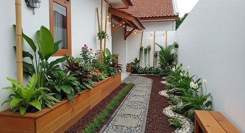 Pedagang merapihkan tanaman di lokasi penjualan tanaman hias, Kompleks GBK, Jakarta, Rabu (8/2). Sejumlah pedangang mengaku sepi pembeli usai direlokasi ke dalam Kompleks GBK tujuh bulan lalu