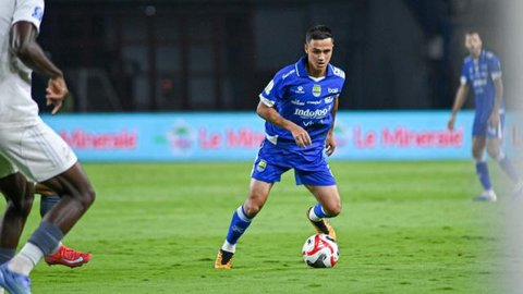 Aksi pemain Persib Bandung, Eliano Reijnders dalam laga BRI Super League 2025/2026 di markas PSBS Biak, Stadion Maguwoharjo, Sleman, Jumat (17/10/2025). (Dok. Persib).