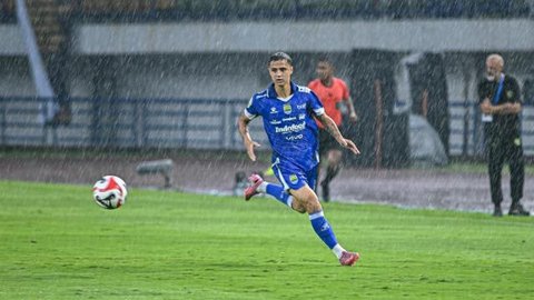 Aksi pemain Persib Bandung, Eliano Reijnders dalam laga BRI Super League 2025/2026 di markas PSBS Biak, Stadion Maguwoharjo, Sleman, Jumat (17/10/2025). (Dok. Persib).