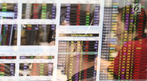 Karyawan melihat layar Indeks Harga Saham Gabungan (IHSG) di Bursa Efek Indonesia, Jakarta, Jumat (22/1/2021). Indeks acuan bursa nasional tersebut turun 96 poin atau 1,5 persen ke 6.317,864.