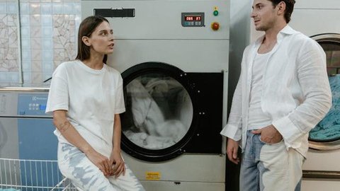 Baking soda hingga aseton, simak cara terbaik untuk atasi baju yang luntur saat dicuci.