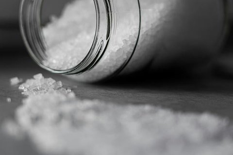 Baking soda hingga aseton, simak cara terbaik untuk atasi baju yang luntur saat dicuci.