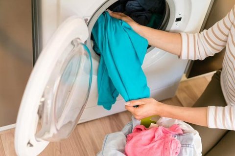 Baking soda hingga aseton, simak cara terbaik untuk atasi baju yang luntur saat dicuci.