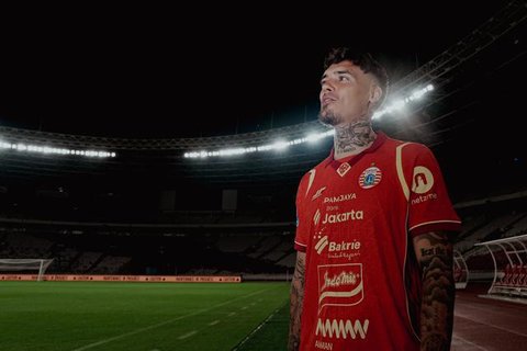 Shayne Pattynama menjalani debut bersama Persija Jakarta dalam duel versus Persita Tangerang di Indomilk Arena, Jumat (30/1/2026). (Bola.com/Muhammad Iqbal Ichsan)