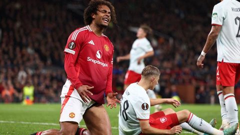 Bek Paris Saint-Germain asal Portugal #25, Nuno Mendes (C), melakukan selebrasi dengan penyerang Paris Saint-Germain asal Prancis #23, Randal Kolo Muani (R), setelah mencetak gol pertama P