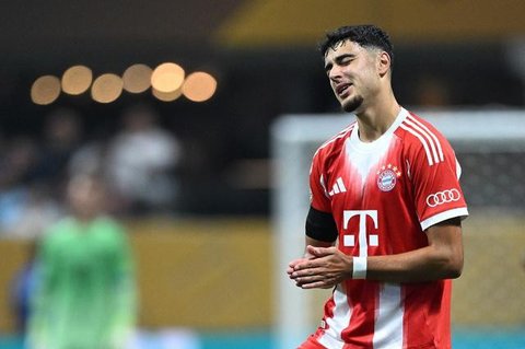 Gelandang Bayern Munchen, Aleksandar Pavlovic (kiri), dan gelandang Augsburg, Han-Noah Massengo, berebut bola dalam pertandingan Bundesliga Jerman di Munich, pada 24 Januari 2026. (Alexandra