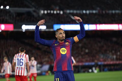 Selebrasi penyerang Barcelona, Raphinha usai membobol gawang Villarreal, Minggu (21/12/2025) (AP Photo/Alberto Saiz)