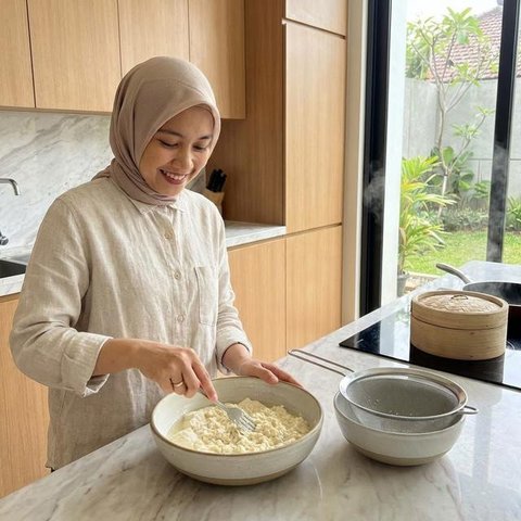 Mengocok telur merupakan salah satu tahapan memasak dengan resep telur tahu kukus lembut (Gemini AI)