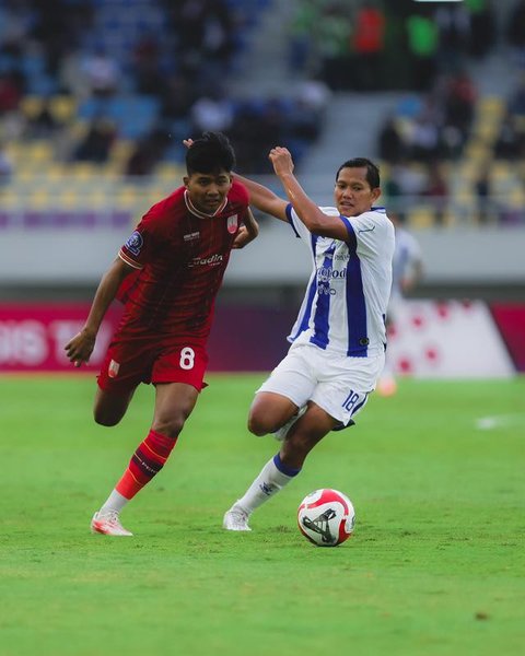 Thom Haye, gelandang Persib Bandung, merayakan gol ke gawang Madura United pada pekan ke-14 BRI Super League 2025/2026. (Dok. ileague.id)