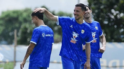 Thom Haye, gelandang Persib Bandung, merayakan gol ke gawang Madura United pada pekan ke-14 BRI Super League 2025/2026. (Dok. ileague.id)