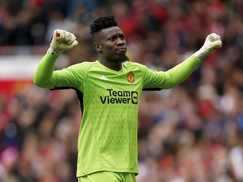 Selebrasi Andre Onana saat Manchester United (MU) menghadapi RC Lens pada laga uji coba di Old Trafford, Sabtu (5/8/2023) malam WIB. (Nick Potts/PA via AP)