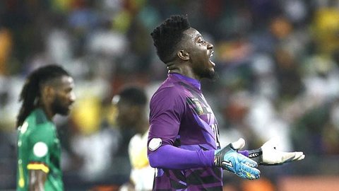 Selebrasi Andre Onana saat Manchester United (MU) menghadapi RC Lens pada laga uji coba di Old Trafford, Sabtu (5/8/2023) malam WIB. (Nick Potts/PA via AP)