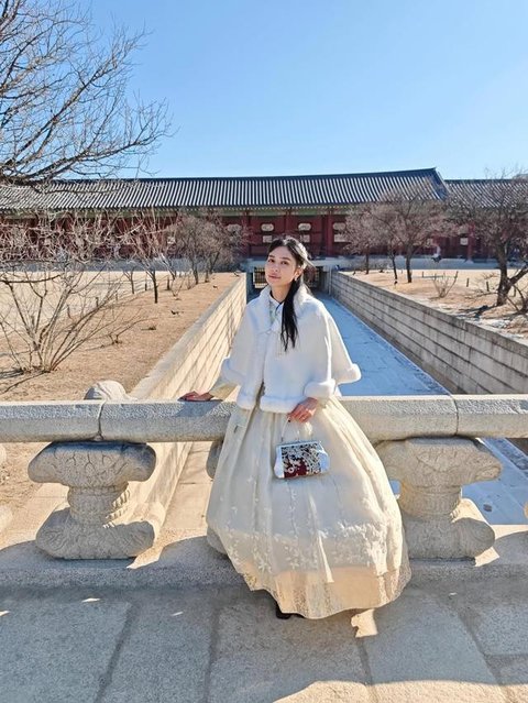 Mikha Tambayong Pakai Hanbok Bersama Deva Mahenra saat Liburan ke Korea (Foto: Instagram @miktambayong)