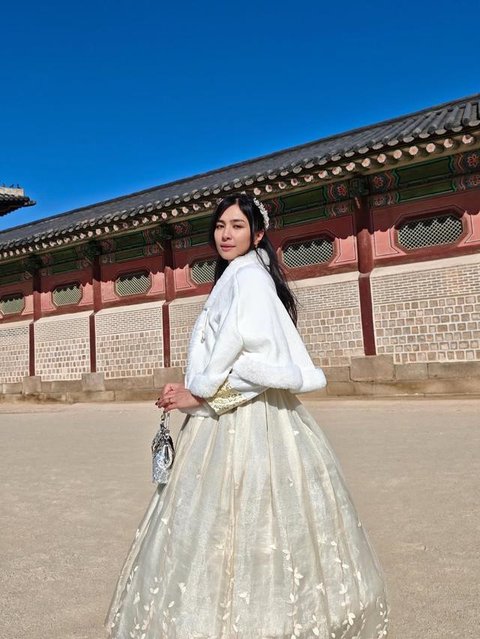 Mikha Tambayong Pakai Hanbok Bersama Deva Mahenra saat Liburan ke Korea (Foto: Instagram @miktambayong)