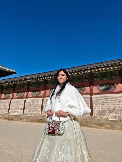 Mikha Tambayong Pakai Hanbok Bersama Deva Mahenra saat Liburan ke Korea (Foto: Instagram @miktambayong)
