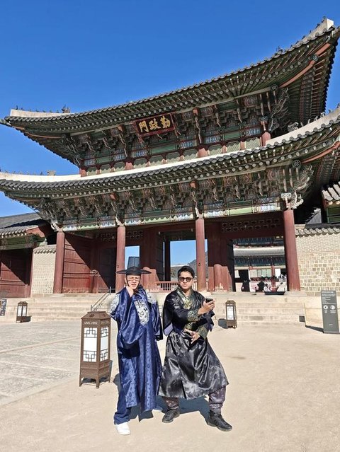 Mikha Tambayong Pakai Hanbok Bersama Deva Mahenra saat Liburan ke Korea (Foto: Instagram @miktambayong)