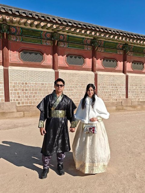 Mikha Tambayong Pakai Hanbok Bersama Deva Mahenra saat Liburan ke Korea (Foto: Instagram @miktambayong)