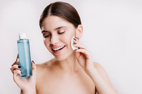 Lakukan perawatan kulit wajah secara rutin dengan langkah sederhana seperti membersihkan, melembabkan, dan memakai sunscreen setiap hari. (Foto: cookie studio/Freepik)