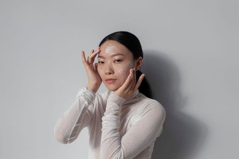 Lakukan perawatan kulit wajah secara rutin dengan langkah sederhana seperti membersihkan, melembabkan, dan memakai sunscreen setiap hari. (Foto: cookie studio/Freepik)