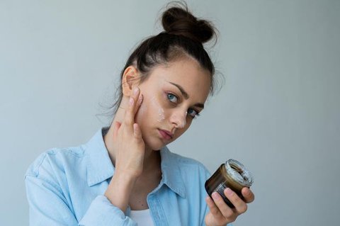 Lakukan perawatan kulit wajah secara rutin dengan langkah sederhana seperti membersihkan, melembabkan, dan memakai sunscreen setiap hari. (Foto: cookie studio/Freepik)