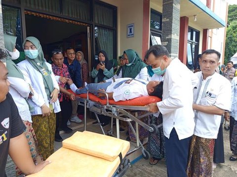 Kasus keracunan massal di SMA 2 Kudus yang menghebohkan warga. (Liputan6.com/Arief Pramono)