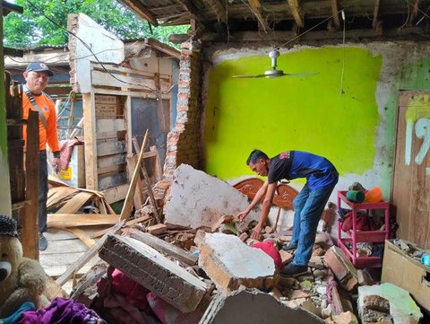Hujan robohkan rumah di Situbondo (Foto: Hermawan Arifianto/liputan6.com)