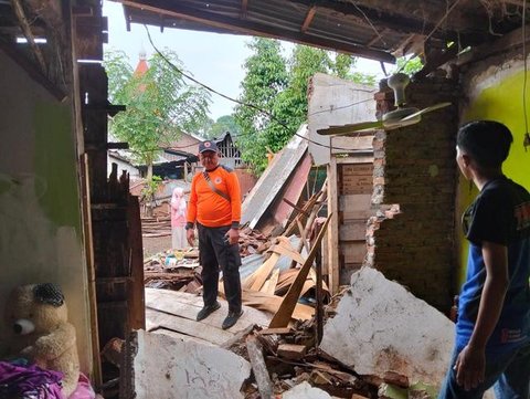 Hujan robohkan rumah di Situbondo (Foto: Hermawan Arifianto/liputan6.com)