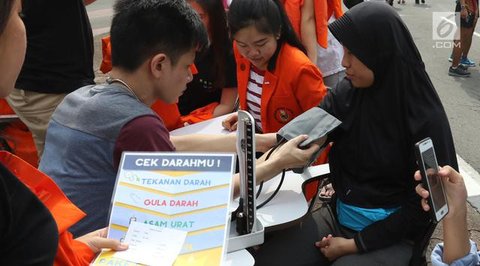 Petugas memeriksa tensi sebelum penyuntikkan vaksin Covid-19 kepada ibu hamil di RSIA Tambak, Jakarta, Rabu (18/8/2021). Vaksinasi bagi ibu hamil dan menyusui yang dilakukan sekali dalam sepe