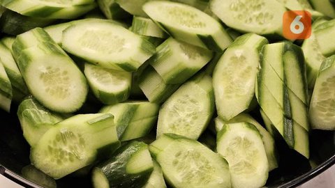 Apakah sayuran hijau benar-benar menyebabkan asam urat? Jangan terjebak mitos! Simak penjelasan ahli gizi tentang makanan yang aman dan tips menjaga kadar asam urat tetap stabil. (Foto: Adity