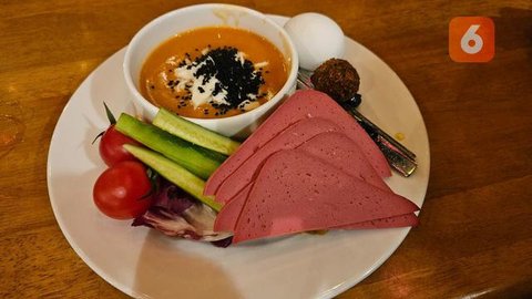 Apakah sayuran hijau benar-benar menyebabkan asam urat? Jangan terjebak mitos! Simak penjelasan ahli gizi tentang makanan yang aman dan tips menjaga kadar asam urat tetap stabil. (Foto: Adity