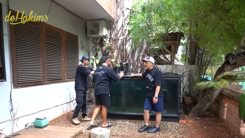 Potret kolam ikan di rumah Irfan Hakim\YouTube deHakims Channel